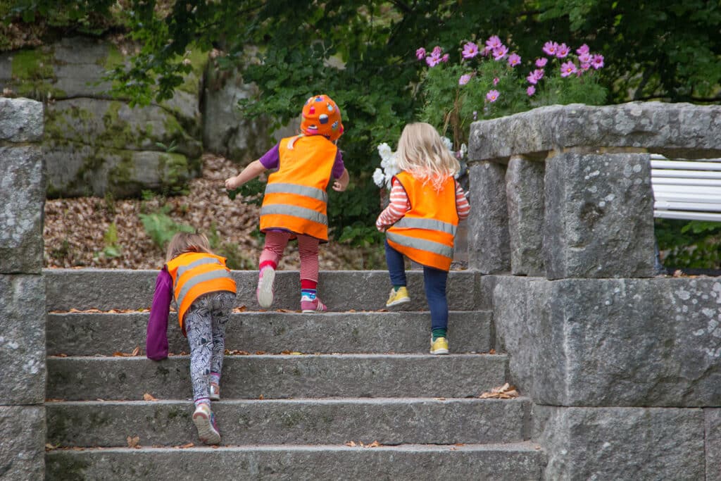 Kinder laufen Treppe hinaus - Kita-Naturerlebnis Wald